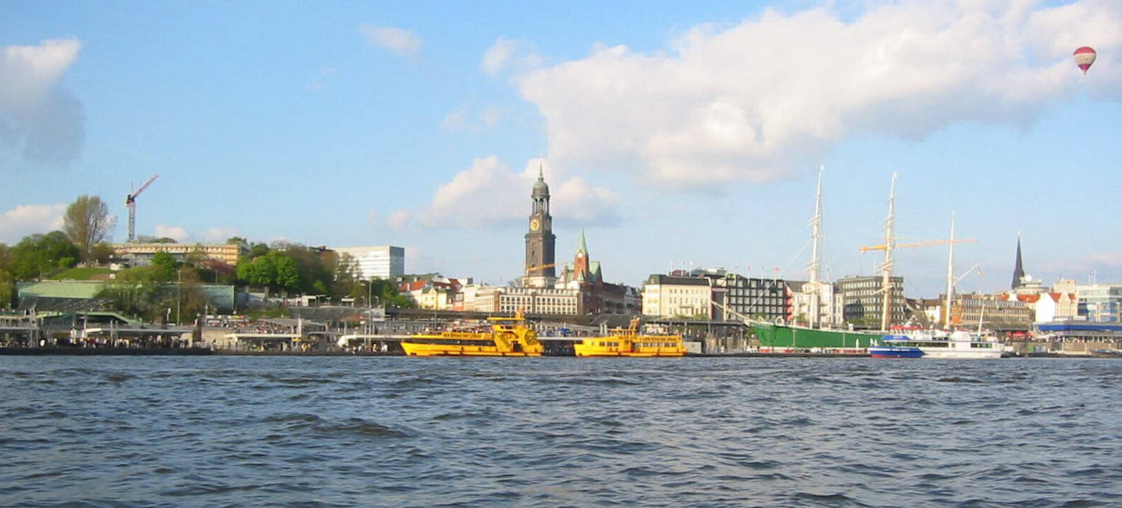 Hafenpanorama mit Landungsbrücken