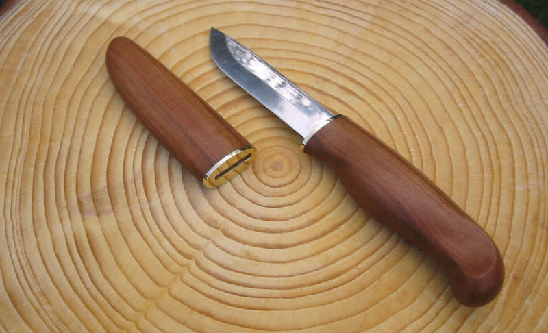 Klinge: Karesuando; Griff und Scheide: Apfelbaum, Messing