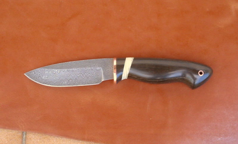 Damaszener Klinge; Griff: Mooreiche, Nordseebernstein, Kupfer