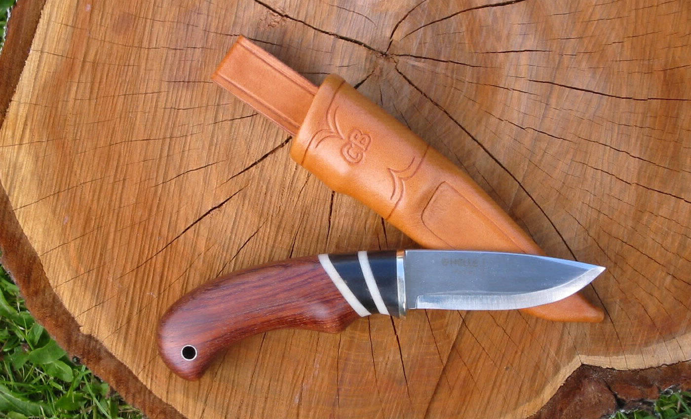 Klinge: Helle; Griff: Bubinga, Büffelhorn, Taguanuss, Neusilber