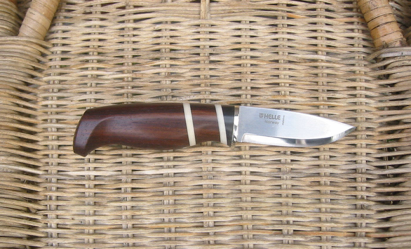 Klinge: Helle; Griff: Palisander, Büffelhorn, Taguanuss