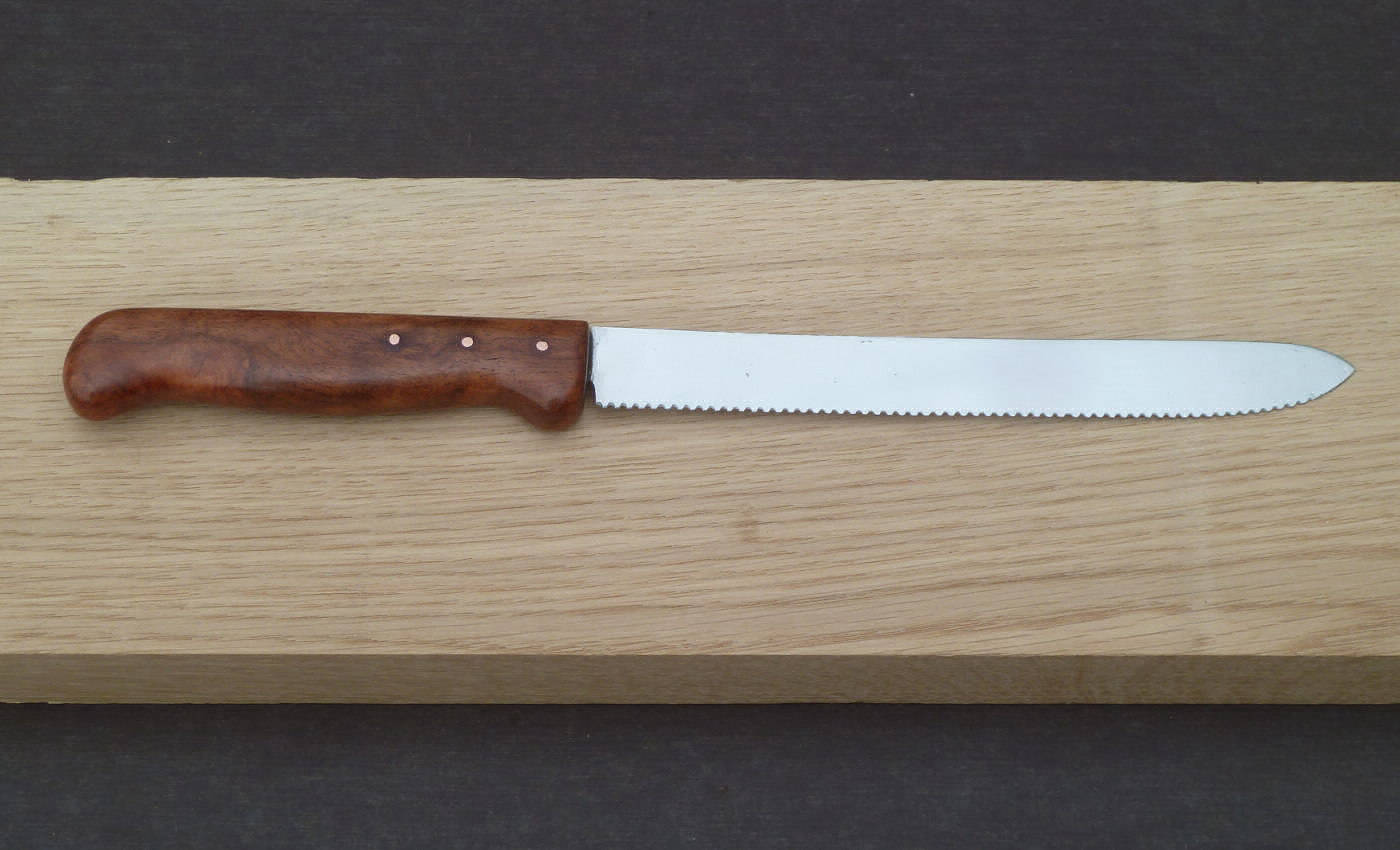Brotmesser; Griff: Bubinga, Messingnieten